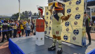 La Copa es mostrada para la afición del América en el Estadio Azteca