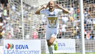 Carlos González festeja un gol con Pumas