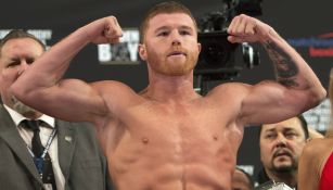 Canelo Álvarez durante un pesaje