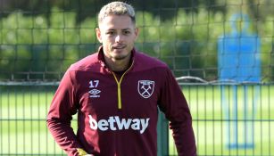 Javier Hernández durante un entrenamiento con el West Ham