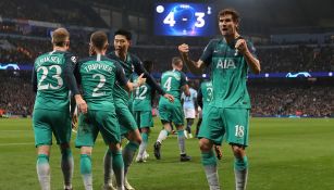 Jugadores del Tottenham celebran gol del Llorente