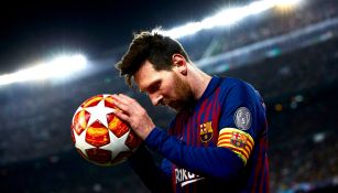 Messi toma el balón de la Champions 