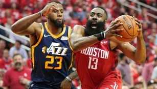 Harden se aproxima al aro para anotar entre la marca rival