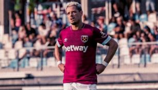 Chicharito se lamenta durante un partido con el West Ham