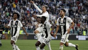 Jugadores de Juventus festejan título liguero