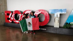 Andrés y Alitzel con la bandera de México en la Arena Movistar 