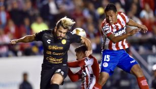 Jugadores de Dorados y San Luis disputan un balón