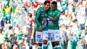 Jugadores de León se abrazan en el juego contra Atlas