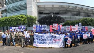 Cooperativa de Cruz Azul a las afueras de las oficinas centrales 