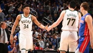 Jugadores de los Bucks festejan una anotación ante Detroit