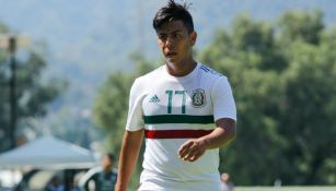 Efrain Álvarez durante un juego con el Tri Sub 17 en el CAR