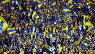 Afición de Tigres alienta a su equipo en duelo ante Pumas 