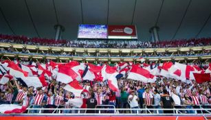 Afición de Chivas, alentando al equipo en un partido