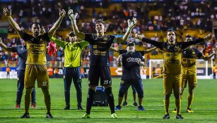 Maradona festeja con sus pupilos tras vencer a Mineros