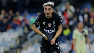 Brian Fernández festejando un gol ante el América 