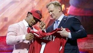 Kyler Murray junto al Comisionado de la NFL