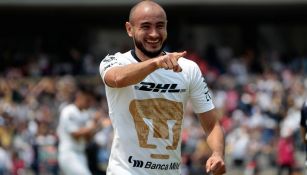 Carlos González festeja gol ante Chivas