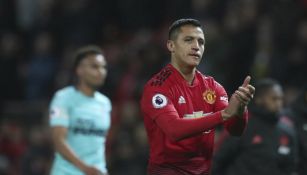 Alexis Sánchez aplaude a la afición del Manchester United 