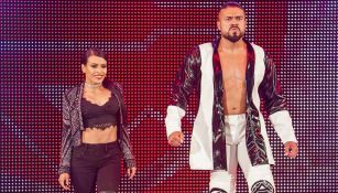 Andrade hace su entrada al ring con Zelina Vega