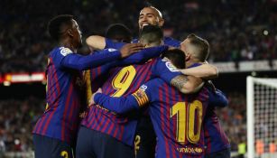 Jugadores del Barcelona festejan gol de Messi