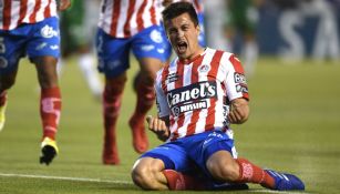 Fernando Madrigal festeja un gol con el Atlético San Luis