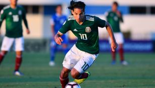 Diego Lainez conduce un balón en el Premundial de la Sub 20