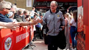 Marcelo Bielsa saluda a los fans previo a un duelo del Leeds 