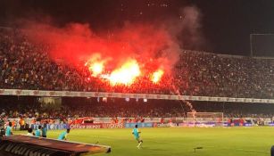 Bengalas en las gradas del Estadio