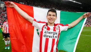 Lozano posa junto con la bandera de México 