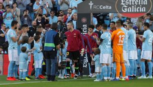 Jugadores del Celta hacen pasillo al Barcelona 