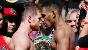 Canelo Y Jacobs se encaran en pesaje previo a pelea 