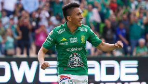 Ángel Mena festeja el primer gol del León 