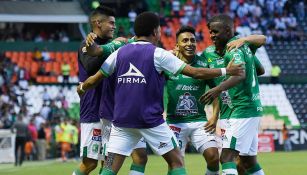 Jugadores de León festejan un gol