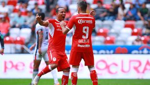 Pardo y Gigliotti celebrando un gol 