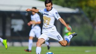 Bryan Lozano, durante un partido con Pumas