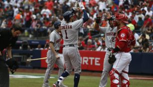 Correa festeja una carrera de los Astros
