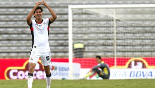 Mauro Lainez celebra un gol ante Morelia 