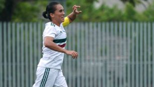 Mónica Ocampo festejando un gol con el Tri 