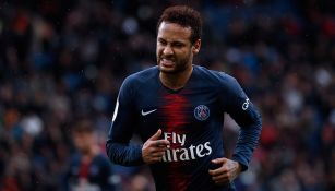 Neymar se lamenta en juego del PSG