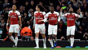 Jugadores del Arsenal festejan gol contra el Valencia 