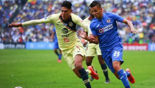 Edson Alvarez y Roberto Alvarado pelean un balón