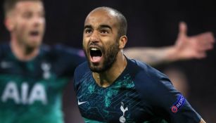 Lucas Moura celebra gol contra Ajax