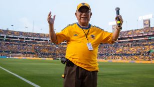 José de Jesús Guerrero, voz oficial de Tigres, posa para RÉCORD