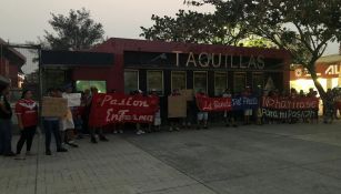 Manifestantes en las afueras del Pirata Fuente