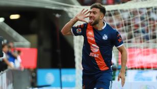 Lucas Cavallini festeja un gol con Puebla