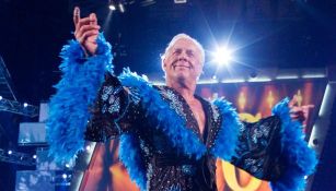 Ric Flair hace su entrada al ring