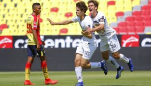 Jugadores de Pumas celebran anotación contra Morelia