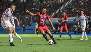 Juan Escobar conduce el esférico en un duelo con Cerro Porteño