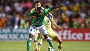 Joel Campbell cubre el balón en juego contra América