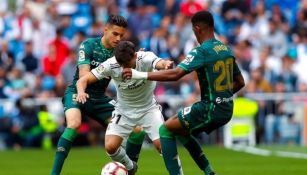 Bartra y Junior pelean por el balón 